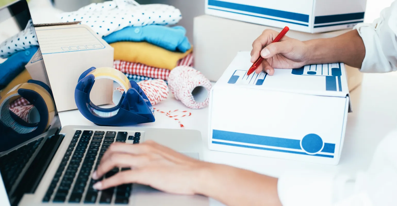 proprietaire-de-boutique-en-ligne-travaillant-a-domicile