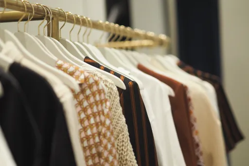 Portant de vêtements colorés pour les détaillants cherchant des fournisseurs en Turquie