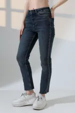 Şerit Taşlı Mom Fit Kot Pantolon 7110-28-(27-32) Şerit Taşlı Mom Fit Kot Pantolon 7110-28-(27-32)