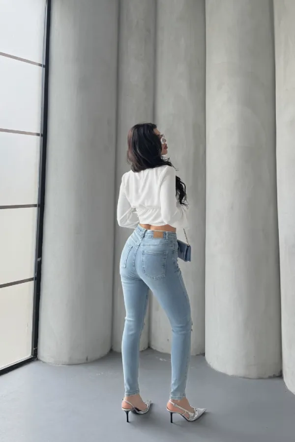 Dizi Yırtık Kot Pantolon 821-15-(26-31) Dizi Yırtık Kot Pantolon 821-15-(26-31)