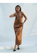 Robe longue en satin fendue et bouclée 111631