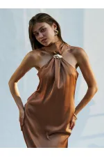 Robe longue en satin fendue et bouclée 111631