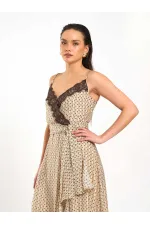 Robe 111710 avec détails en dentelle au col et fente