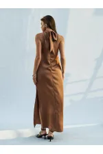 Robe longue en satin fendue et bouclée 111631