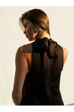 Robe longue en satin fendue et bouclée 111631