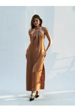 Robe longue en satin fendue et bouclée 111631