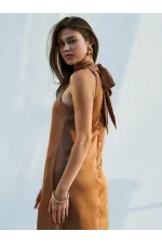 Robe longue en satin fendue et bouclée 111631