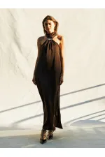 Robe longue en satin fendue et bouclée 111631