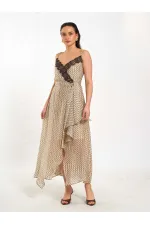 Robe 111710 avec détails en dentelle au col et fente