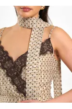 Robe 111710 avec détails en dentelle au col et fente