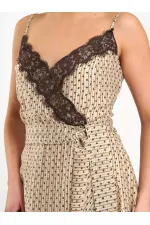 Robe 111710 avec détails en dentelle au col et fente