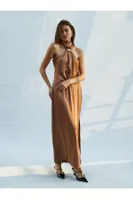 Robe longue en satin fendue et bouclée 111631