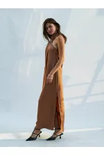 Robe longue en satin fendue et bouclée 111631