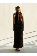 Robe longue en satin fendue et bouclée 111631