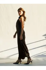 Robe longue en satin fendue et bouclée 111631