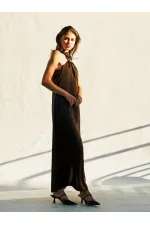 Robe longue en satin fendue et bouclée 111631