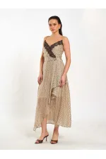 Robe 111710 avec détails en dentelle au col et fente