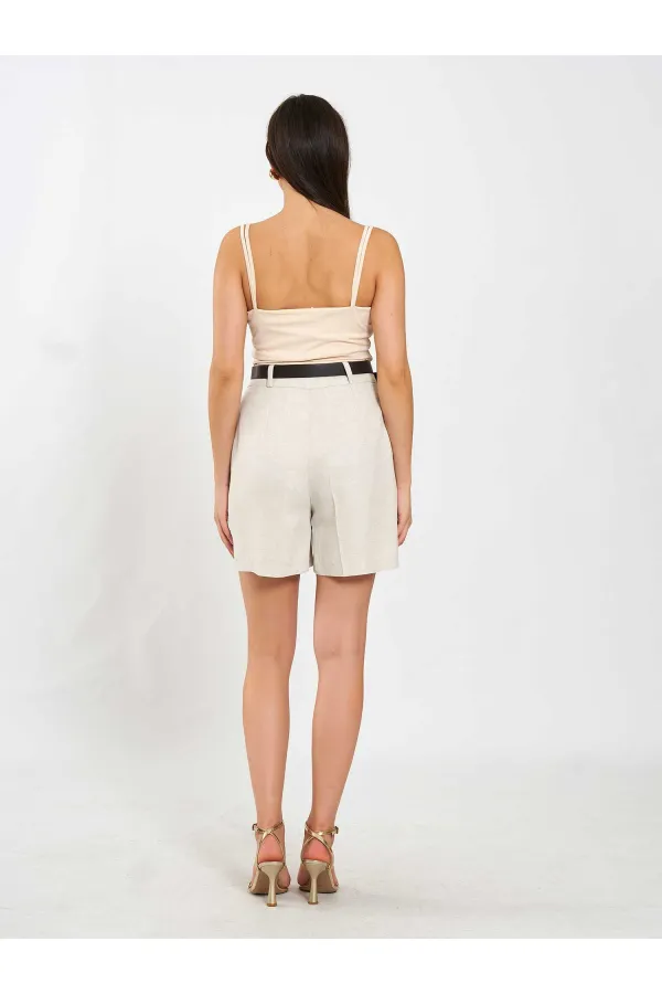 010860 Pileli Kemerli Şort