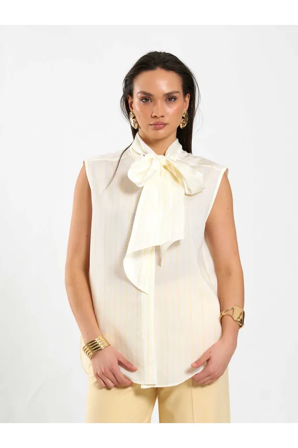 080804 Sleeveless Shirt with Flared Pattern