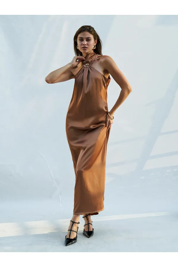 Robe longue en satin fendue et bouclée 111631