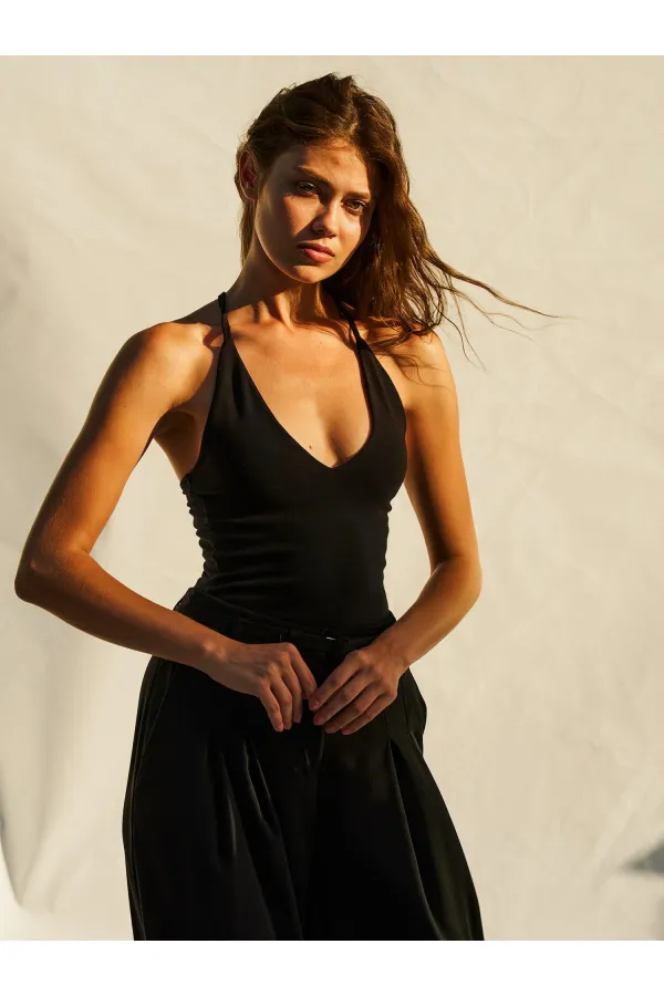 060333 Sırtı Çapraz Askılı Örme Bodysuit