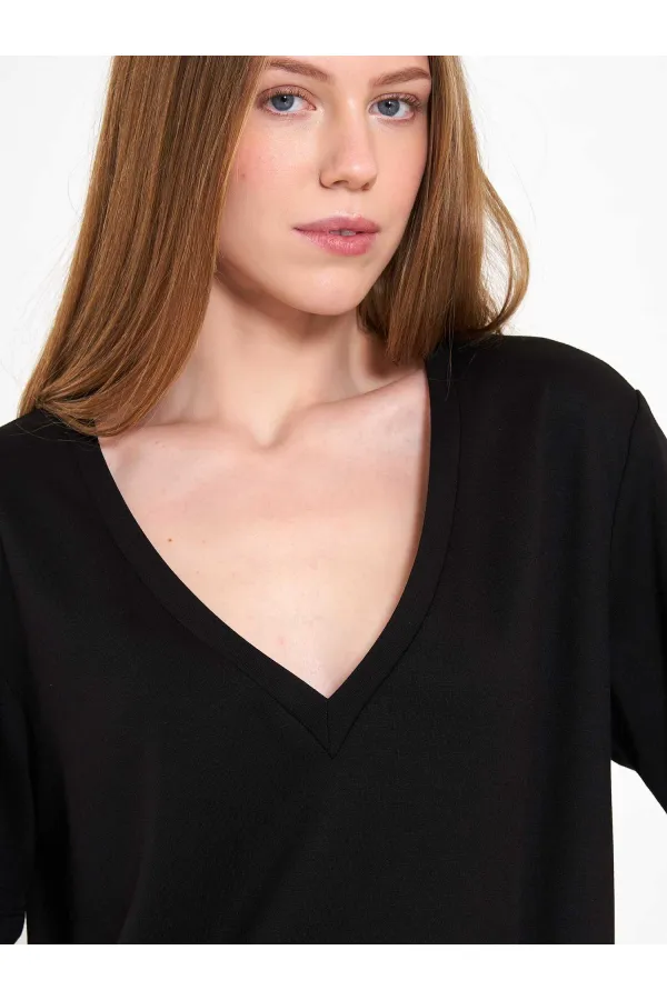 050736 V-Neck Knitted T-Shirt