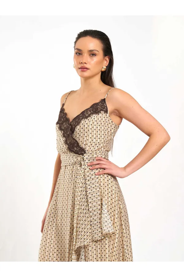 Robe 111710 avec détails en dentelle au col et fente