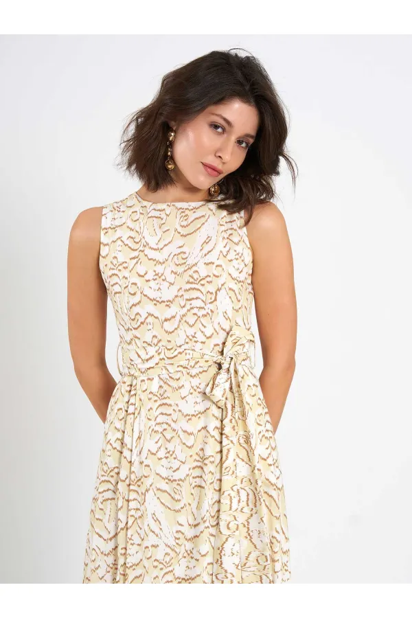 Robe 111537 avec boucle métallique au dos