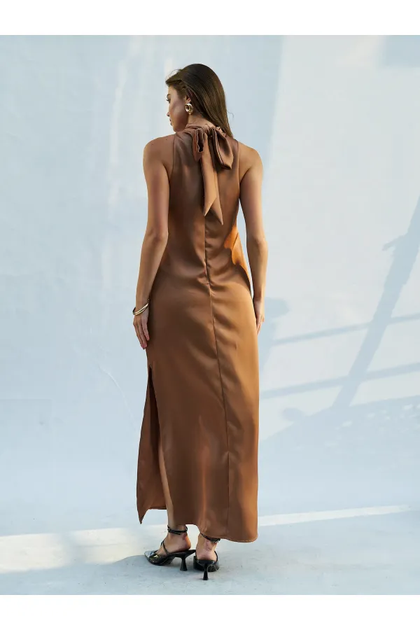 Robe longue en satin fendue et bouclée 111631