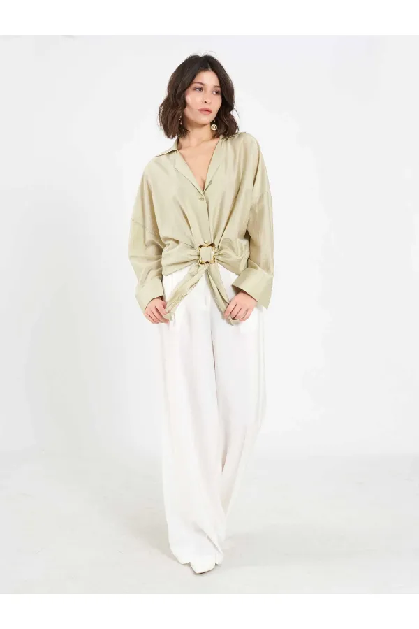 Chemise 080814 avec détail de boucle