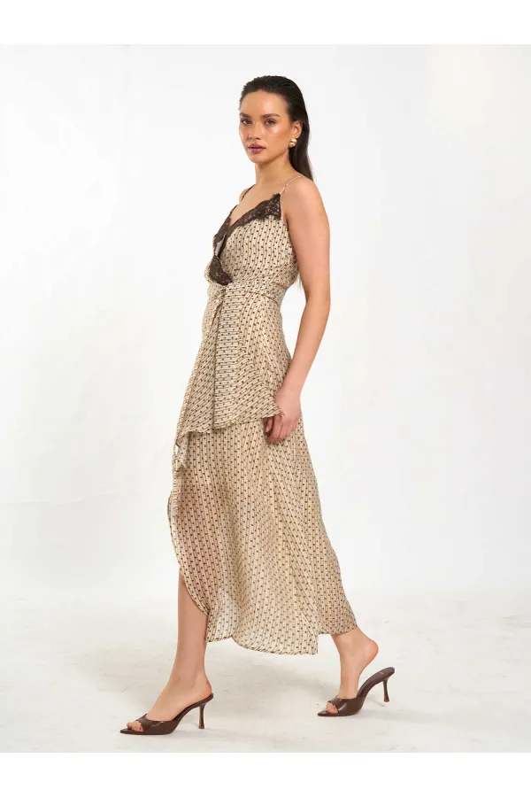 Robe 111710 avec détails en dentelle au col et fente