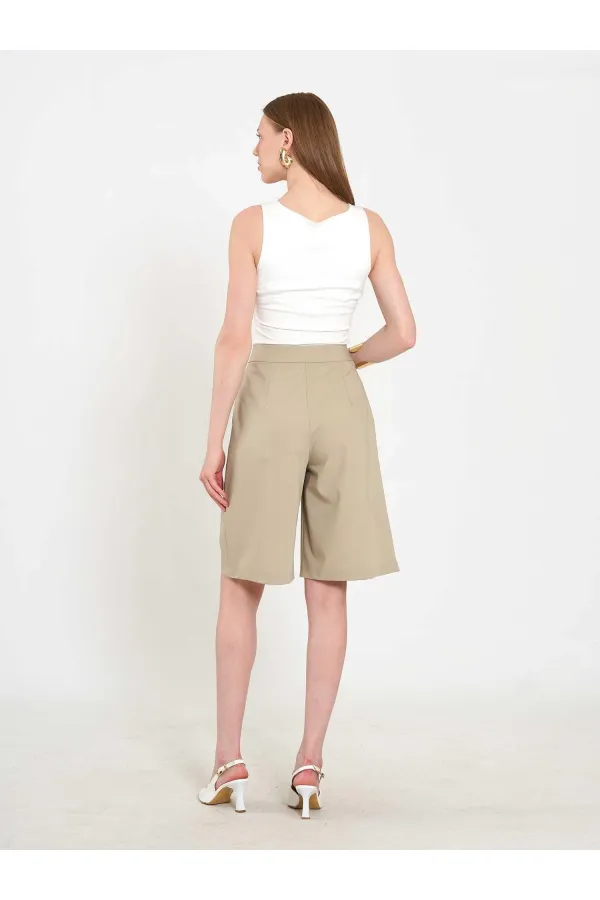 010880 Stella Bermuda Shorts with Buckle