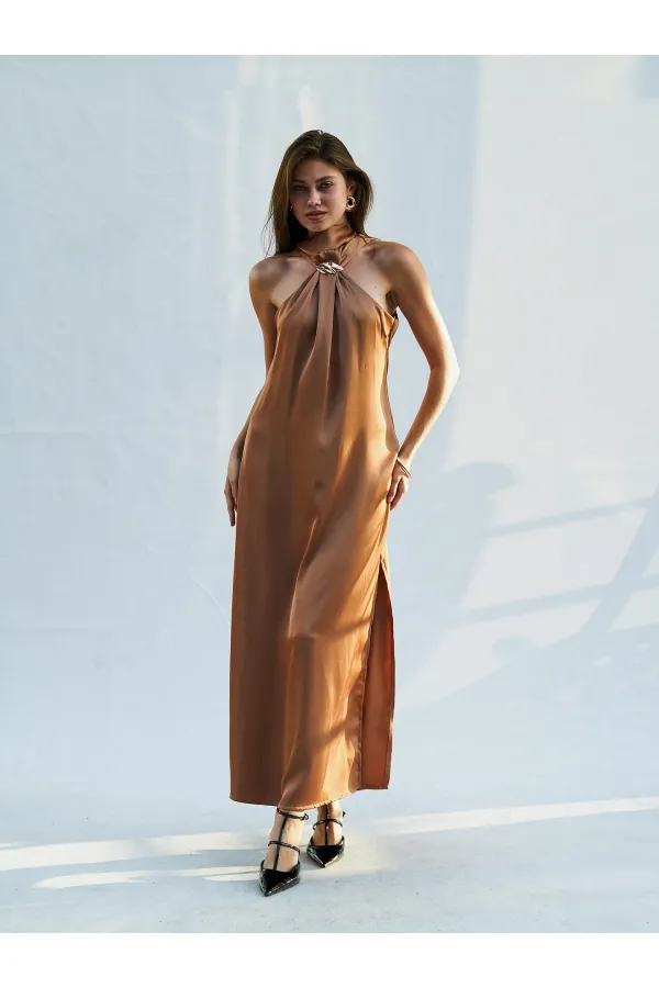 Robe longue en satin fendue et bouclée 111631