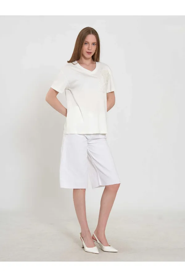 050737 T128 V Yaka Çiçek İşlemeli Örme T-Shirt