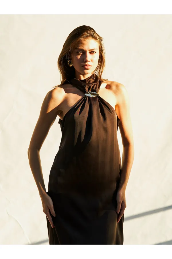 Robe longue en satin fendue et bouclée 111631