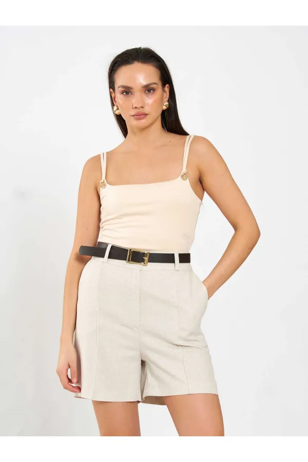 010860 Pileli Kemerli Şort