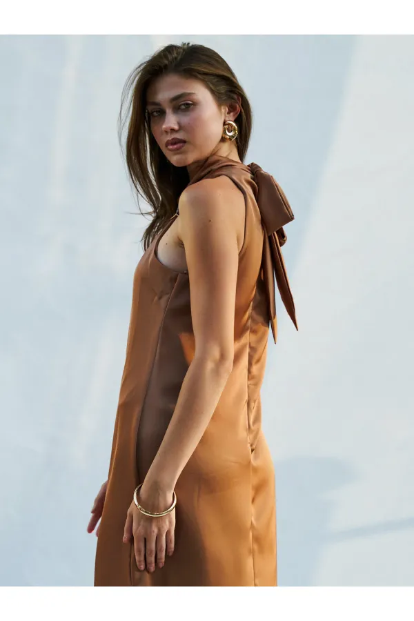 Robe longue en satin fendue et bouclée 111631