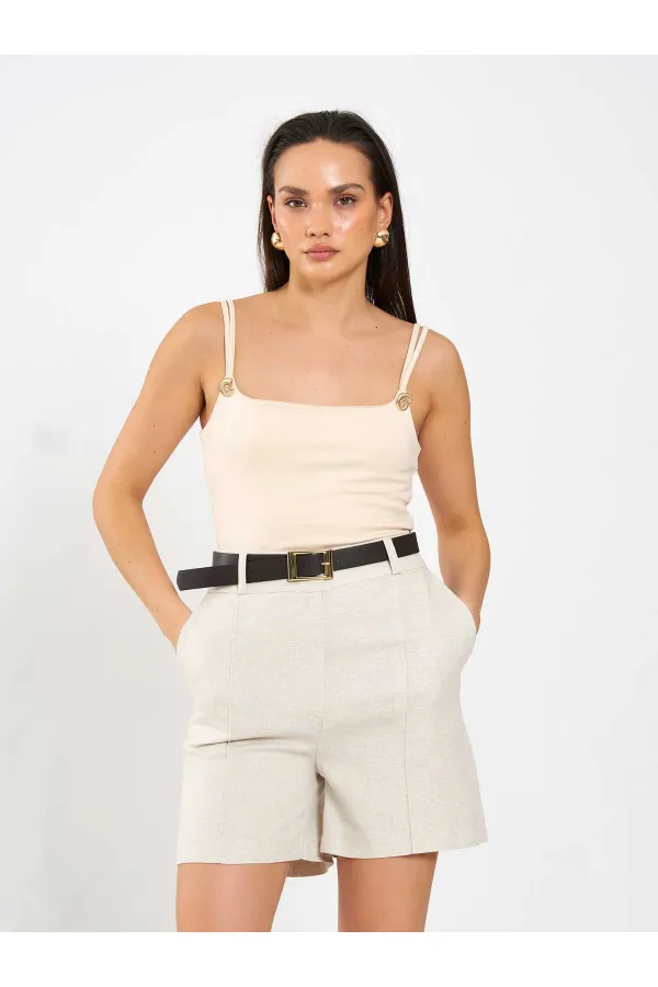 010860 Pileli Kemerli Şort