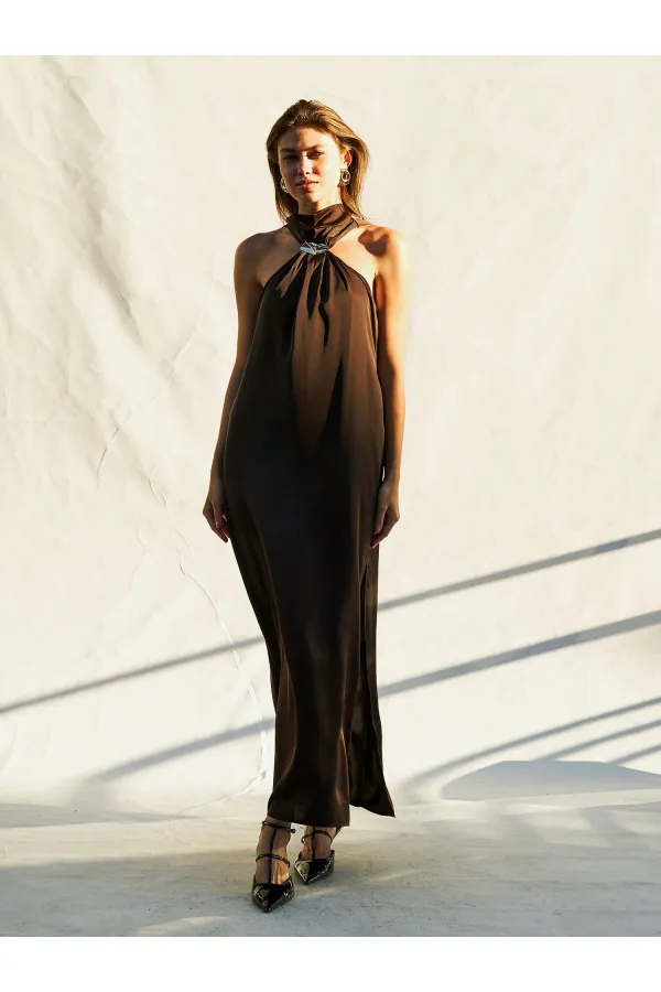 Robe longue en satin fendue et bouclée 111631