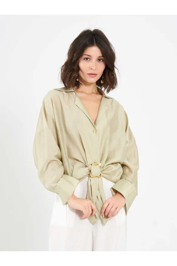 Chemise 080814 avec détail de boucle