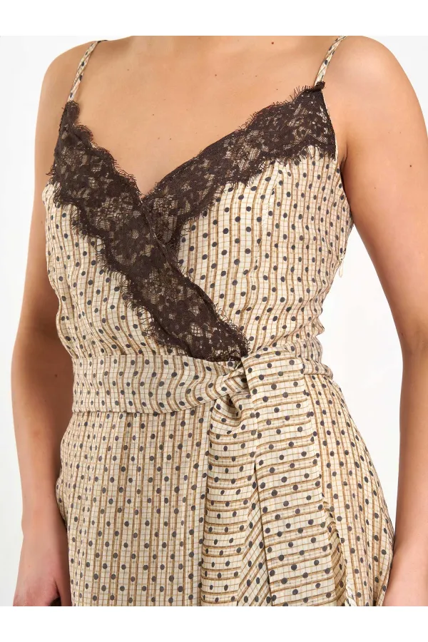 Robe 111710 avec détails en dentelle au col et fente