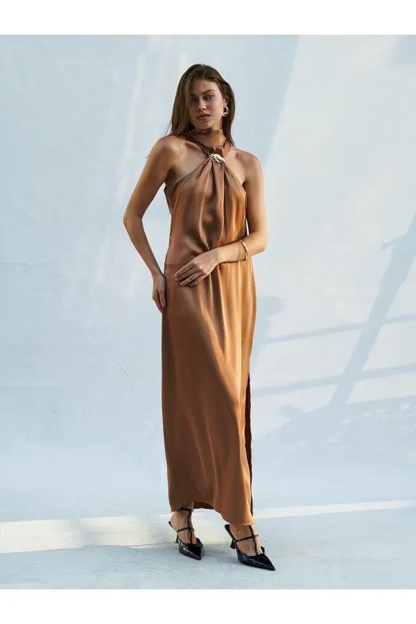 Robe longue en satin fendue et bouclée 111631