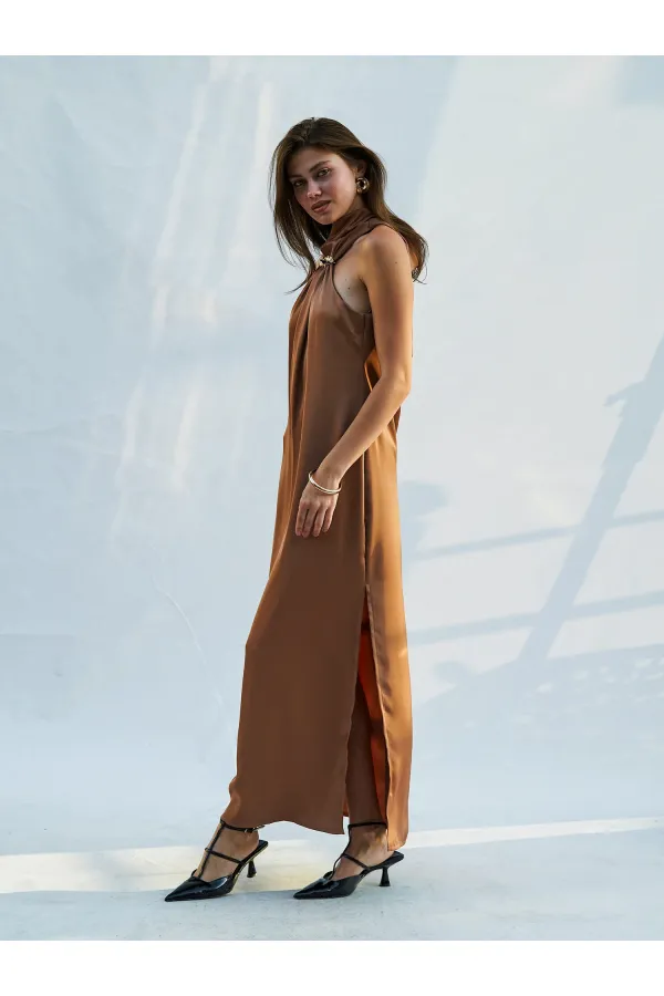 Robe longue en satin fendue et bouclée 111631