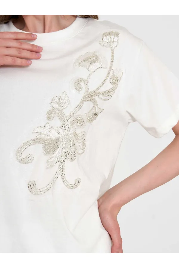 050741 T132 Crew Neck Beaded Print T-shirt