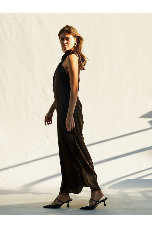 Robe longue en satin fendue et bouclée 111631