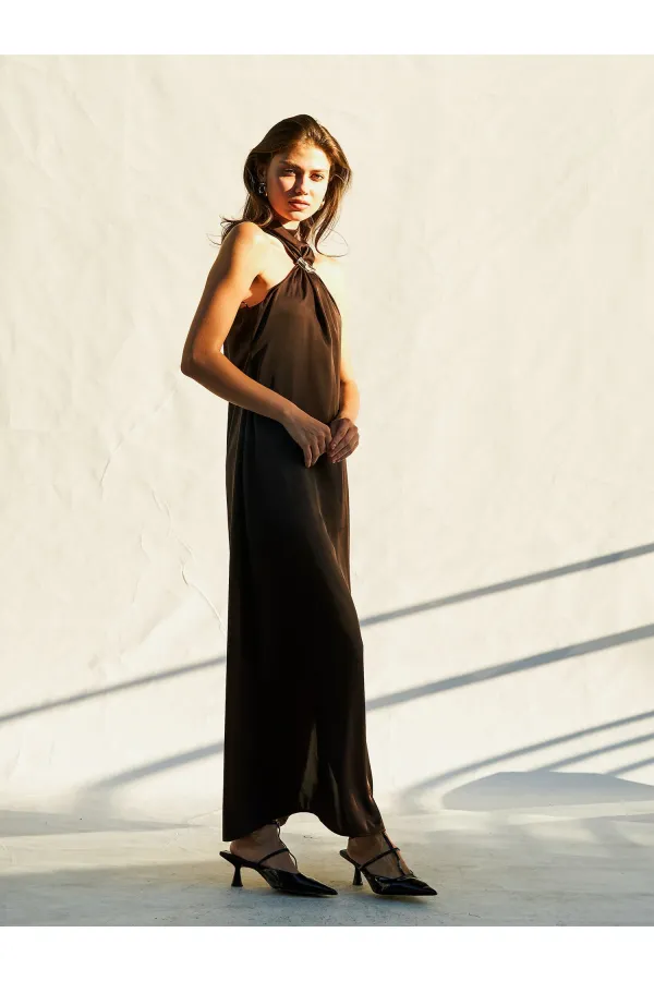 Robe longue en satin fendue et bouclée 111631