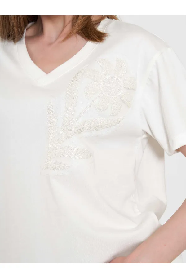 050737 T128 V Yaka Çiçek İşlemeli Örme T-Shirt