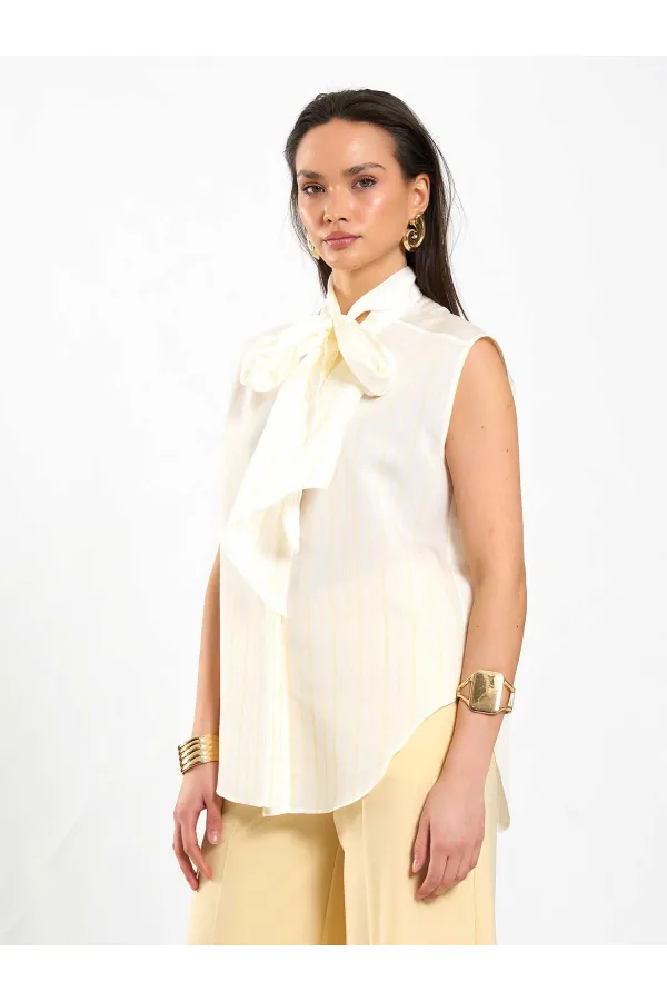 080804 Sleeveless Shirt with Flared Pattern