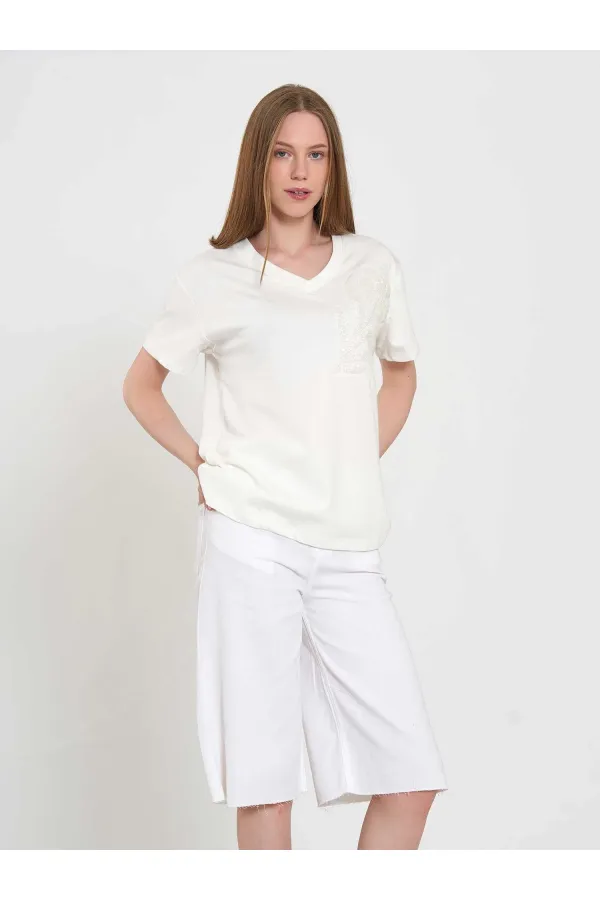 050737 T128 V Yaka Çiçek İşlemeli Örme T-Shirt