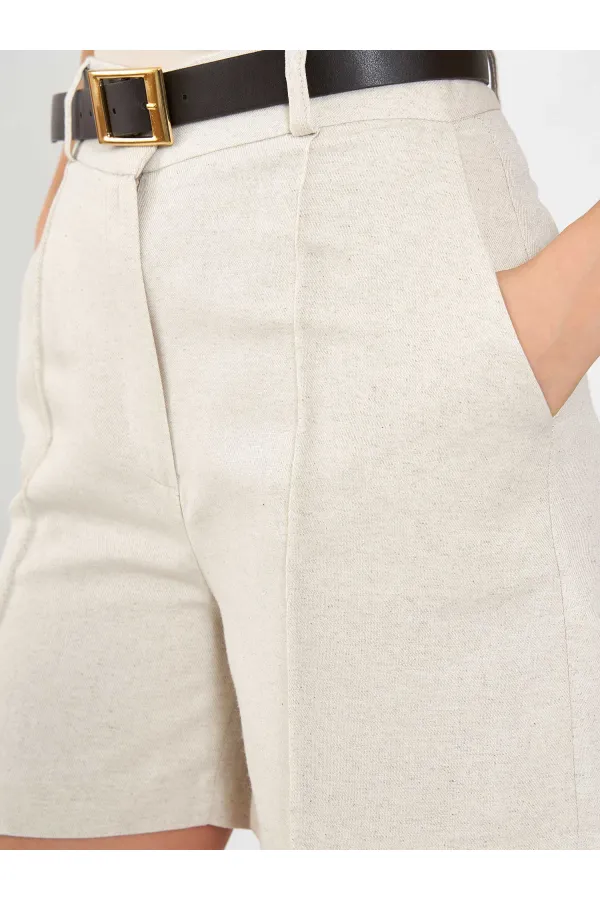 010860 Pileli Kemerli Şort